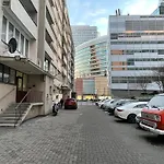 Emilka Z Widokiem Na Palac Kultury