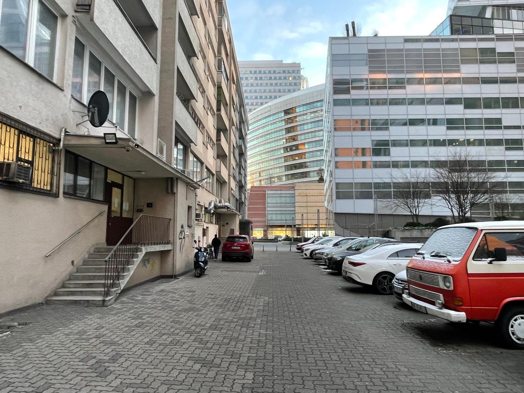 Emilka Z Widokiem Na Palac Kultury